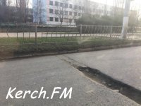 На Вокзальном шоссе в Керчи невозможно объехать яму, - водители