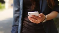 Девушка под предлогом «позвонить» украла у керчанина телефон в Джанкое
