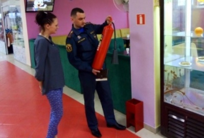 Новости » Криминал и ЧП: В Керчи в ТЦ «Мега центр» пожарные нашли просроченные огнетушители