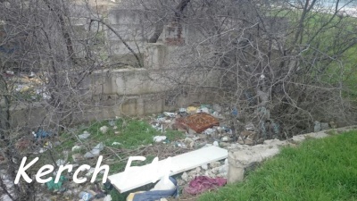 В Керчи в развалины на Буденного люди сносят мусор