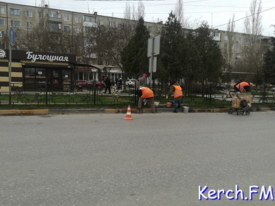 Новости » Общество: В Керчи моют и красят забор в районе КУОРа