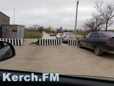 Новости » Общество: Керчане считают незаконным перекрытие улицы Рыбакова