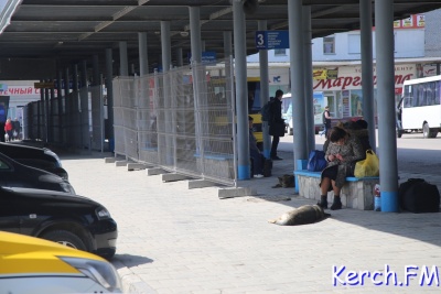 Новости » Общество: В Керчи на автовокзале частично демонтировали  новый забор