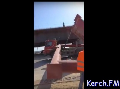 На Крымском мосту на самосвал упал металлический ограничитель габарита (видео)