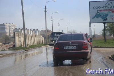Новости » Общество: В Керчи на Куль-Обинском шоссе произошел порыв водовода