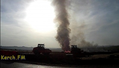 В районе строительства автоподходов к Крымскому мосту в Керчи произошел пожар