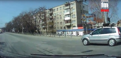 В Керчи снова машина проехала на красный сигнал светофора
