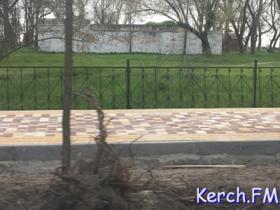 На Айвазовского в Керчи начали укладывать плитку