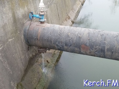 В реку Мелек-Чесме из-за прорыва трубы стекает чистая вода