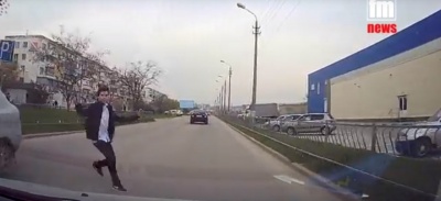 В Керчи ребенок побежал под колеса машины (видео)