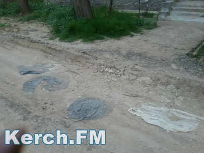Новости » Общество: Керчане просят благоустроить их двор после работ водоканала