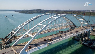 Движение большегрузов по Крымскому мосту планируют открыть осенью