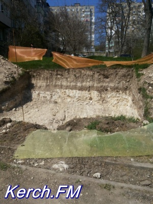 В Керчи оградили сеткой, а не забором трёхметровую яму