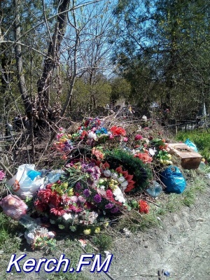 Новости » Общество: Керчане пожаловались на свалку на кладбище и вокруг него