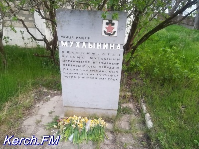 Новости » Общество: В Керчи отвалились куски от памятника на улице в честь героя-партизана