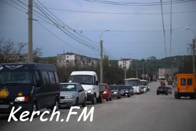 Новости » Общество: Из-за сломанного грузовика рядом со стройкой автоподхода в Керчи пробка в Аршинцево