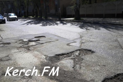 Новости » Общество: Ямочный ремонт дорог в Керчи делают «тяп-ляп»