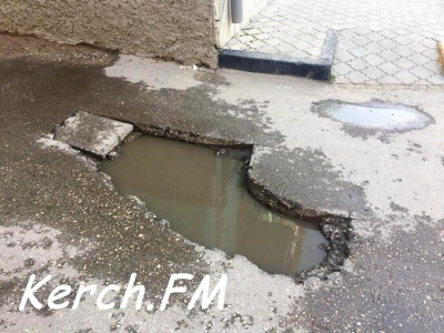 Ты репортер: Керчане просят заасфальтировать яму в переулке Кооперативный