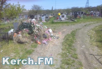 В Керчи мусор с кладбищ убирают только после жалоб