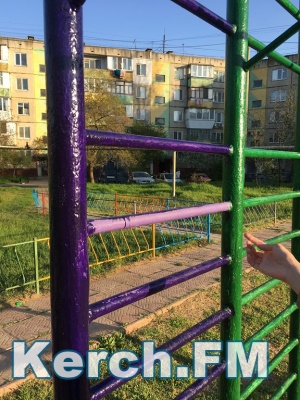 В Керчи детскую площадку покрасили краской, которая не высыхает