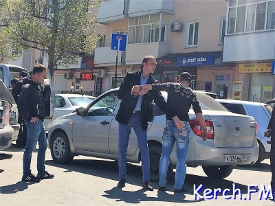 Новости » Криминал и ЧП: В Керчи на Пирогова досматривали мужчину