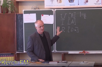 Начальник керченского РЭС провел урок в школе, где учился 40 лет назад