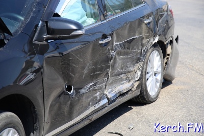 В Керчи «Toyota» выкинуло на бордюр от удара с «Geely»