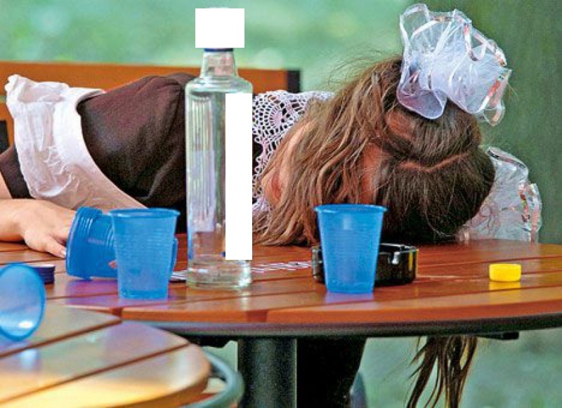В Симферополе несколько школьников распивали спиртное в общественных .