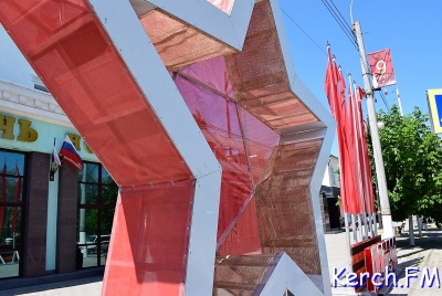 На Кирова в Керчи установили трибуну со звездой