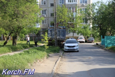 Ты репортер: В Керчи груженый «КамАЗ» паркуют на траве под окнами домов