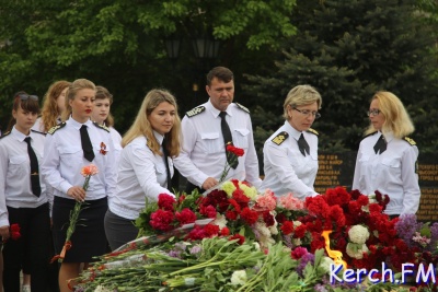 Власти, почетные гости и керчане возложили цветы в Сквере Славы