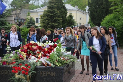 Новости » Культура: Власти, почетные гости и керчане возложили цветы в Сквере Славы