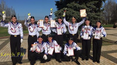 «Победители» из  керченской 23 школы поздравили ветеранов КЖД