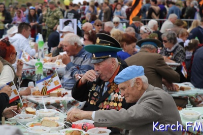 Полевая кухня и «100 грамм» - ветеранов кормили на горе Митридат