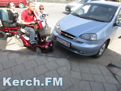 Керчане на инвалидных колясках не могли заехать на тротуар из-за припаркованной машины