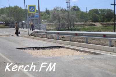 Из-за двух ям движение транспорта в Аршинцево осуществляется реверсивно