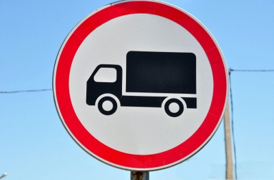 Грузовикам запретили въезд в Керчь по феодосийской трассе