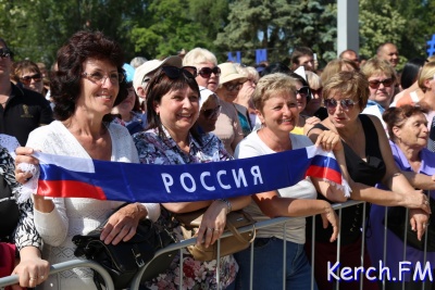 Сотни керчан собрались посмотреть на экране, как Путин открывает Крымский мост