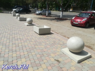 При входе в парк в Аршинцево установили каменные шары