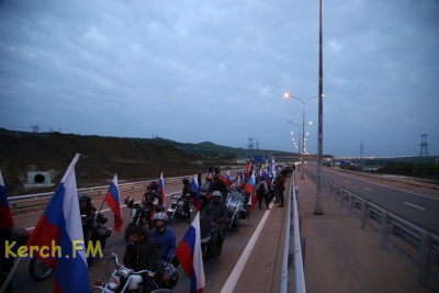 Делавшим селфи на Крымском мосту байкерам грозит штраф за нарушение ПДД
