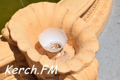 В Керчи разбили плафон в фонтане около горсовета
