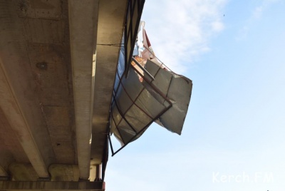 В Керчи на Будённовском мосту грузовик погнул несколько билбордов