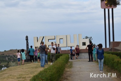 Грифоны и надпись «Керчь» пользуются у приезжих спросом