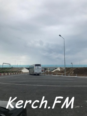 Рейсовые автобусы из Керчи ездят через мост, а деньги берут,  как за переправу