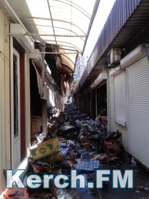 Керчане прислали фотографии пожара на рынке в Щелкино