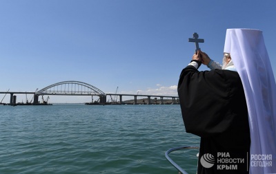 Новости » Общество: Во время морского крестного хода освятили Крымский мост