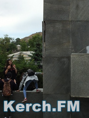 Керчане боятся, что плита от памятника Ленина упадет на кого-нибудь