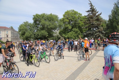 Новости » Общество: Около сотни керчан собрались на велопробег