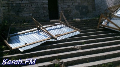 Новости » Общество: Ограждения на Митридатской лестнице повалило ветром
