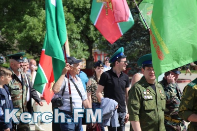 Новости » Общество: Пограничники с оркестром прошли по улицам Керчи